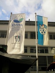 EMAS-Fahne auf dem Rathausplatz