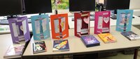 Die Klappbücher der Viertklässler. Auf einem Tisch stehen bunte Klappbücher der Viertklässler.