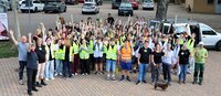 Startklar zur Müllsammelaktion entlang des Altrheins: Vom Richthofenplatz grüßen Bürgermeister Marcus Kretschmann, Bettina Gruhle von der RhineC-leanUp Gruppe Riedstadt und Pfarrerin Julia Bokowski (v.li.) sowie Nachhaltig-keitsmanagerin Sandra Gassau Auf dem Richthofenplatz stehen viele Menschen mit gelben Warnwesten im Halbkreis. Sie winken oder halten ihre Greifzangen hoch. Unter ihnen sind auch Bürgermeister Marcus Kretschmann, Bettina Gruhle von RhineCleanUp und Pfarrerin Julia Bokowski (von links) sowie Nachhaltigkeitsmanagerin Sandra Gassmann mit ihrem Dackel.