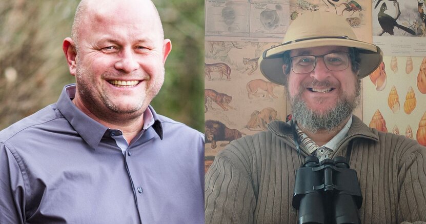 Bürgermeister Marus Kretschmann und Entdecker Dr. Cornelius Gitterbaum (Marco Hardy) laden zur Entdeckungsreise ein. Links im Bild ist Bürgermeister Marcus Kretschmann zu sehen. Er trägt ein blaues Hemd, im Hintergrund ist verschwommen grüner Bewuchs zu sehen. Rechts ist Kulturbüroleiter Marco Hardy zu sehen, der sich als Dr. Cornelius Gitterbaum verkleidet hat. Er hat einen Tropenhelm auf, um seinen Hals hängt ein Fernglas. Im Hintergrund sind Abbildungen von wilden Tieren zu sehen.