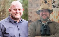 Bürgermeister Marus Kretschmann und Entdecker Dr. Cornelius Gitterbaum (Marco Hardy) laden zur Entdeckungsreise ein. Links im Bild ist Bürgermeister Marcus Kretschmann zu sehen. Er trägt ein blaues Hemd, im Hintergrund ist verschwommen grüner Bewuchs zu sehen. Rechts ist Kulturbüroleiter Marco Hardy zu sehen, der sich als Dr. Cornelius Gitterbaum verkleidet hat. Er hat einen Tropenhelm auf, um seinen Hals hängt ein Fernglas. Im Hintergrund sind Abbildungen von wilden Tieren zu sehen.
