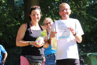 Mit Humor nahm das Team vom Lauftreff Leeheim die goldene Ananas entgegen. Eine Frau vom Lauftreff Leeheim hält die goldene Ananas in der Hand, der Mann neben ihr die dazugehörige Urkunde.