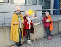 Die Sternsinger (v.l.n.r. Sophie und Marie Ittermann, Leana Duschl)  vor dem Riedstädter Rathaus