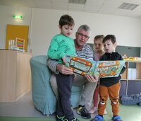 Erster Stadtrat Ottmar Eberling liest Kindern aus dem Bilderbuch "Hasen rasen vor."