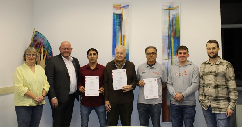 Andrea Kliegl, Bürgermeister Marcus Kretschmann, die Sport-Coaches Maher Al Gnem, Dr. Eckhardt Stein und Samer Chawaf, Tobias Menke und Fachbereichsleiter Rick Hölzer (v.li.) bei Verleihung der Urkunden.