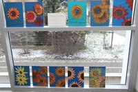 Zu sehen sind Sonnenblumenbilder im Rahmen eines Fensters