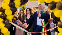 Die Riedstädterin Giulia Reinhardt (Mitte) schneidet gemeinsam mit Bürgermeister Vincenzo Parlato und Miriam Adorno ein Band, umgeben von gelben und schwarzen Luftballons, zur Eröffnung des Honigfests.