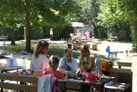 Kopfschmuck basteln und Hufeisenweitwurf – viel Abwechslung bei den Ferienspielen des städtischen Jugendbüros Kopfschmuck basteln und Hufeisenweitwurf – viel Abwechslung bei den Ferienspielen des städtischen Jugendbüros