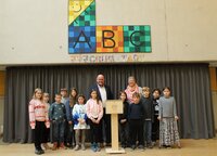 Schulleiterin Mareike Lausch und Bürgermeister Marcus Kretschmann mit den Mitgliedern des Kinderrats bei der Übergabe des Bürgermeister-Briefkastens.