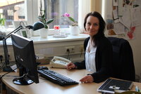 Stefanie Drozdzynski, Leiterin der Seniorenberatungsstelle, sitzt an ihrem Schreibtisch.