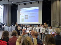 Zu sehen sind die Grundschulkinder des ersten, zweiten und dritten Preises bei der Ehrung.