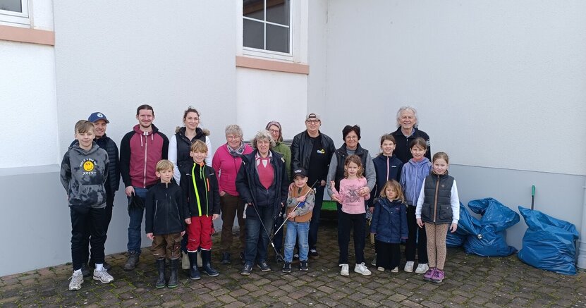 Eifrige Sammler in Crumstadt Kinder und Erwachsene stehen neben Müllsäcken vor dem Alten Rathaus Crumstadt.