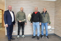 Bürgermeister Marcus Kretschmann, Giuseppe Caponegro, Giannino und Pietro Lalia (v.li.) mit Gong