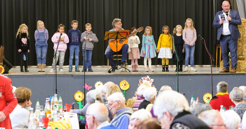 Bürgermeister Marcus Kretschmann führte durch das abwechslungsreiche Programm. Hier mit der AG der Grundschule Wolfskehlen unter Leitung von Wolfgang Seidemann.