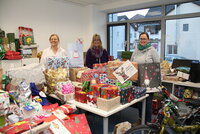 Tanja Demuth, Yvonne Dickler und Sandra Vetter(von links) vom Personalrat der Stadt mit den vielen Wunschbaum-Geschenken