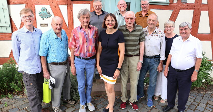 Vor dem Büchnerhaus stehen in der vorderen Reihe (v.li.) Hans Kopp, Willi Maier, Klaus Hammel, Gudrun Grunenberg, Dieter Glock, Ernst-Ludwig Schaffner, Stadträtin Carola Friedrich und Erster Stadtrat Richard Kraft. In der hinteren Reihe stehen (v.li.) Heinrich Hammann, Willi Bischoff und Ottmar Eberling.