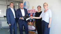 Stadtverordnetenvorsteher Guido Funk und Bürgermeister Marcus Kretschmann erhielten von Elfi Korbmann und Nicole Fischer (v.li.) einen Aktenordner mit den gesammelten Unterschriften der Petition. Stadtverordnetenvorsteher Guido Funk und Bürgermeister Marcus Kretschmann stehen im Sitzungssaal des Riedstädter Rathauses. Neben ihnen stehen Elfi Korbmann und Nicole Fischer. Der Bürgermeister hält einen Aktenordner in der Hand, Korbmann und Fischer haben ihre Hände auch noch an den Aktenordner gelegt.