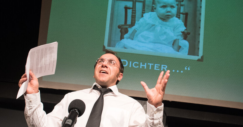 Karsten Leschke mimt Heinz Erhardt.