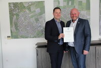 Alexander Schaper erhielt die Ernennungsurkunde von Bürgermeister Marcus Kretschmann (von links)
