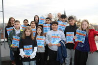 Die Deutsch-Intensivklasse präsentiert ihren Foto-Comic. Mit dabei Lehrerin Melanie Sinner (li), Fachbereichsleiter Rick Hölzer und Jugendpfleger Heiko Wambold (hinten, v.li.)