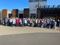 Nach Wernigerode ging es bei der zweiten Seniorenfahrt 2025 Gruppenbild der Senioren vor ihrem Hotel in Wernigerode.