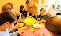 Im letzten WinterFun wurde an einem Tag mit Jugendpflegerin Julia Spitzer gekocht. Dieses Mal gibt es mit ihr einen Kunstworkshop. Zu sehen ist Jugendpflegerin Julia Spitzer mit Kindern beim Kochen. Das war ein Programmpunkt im letzten WinterFun. Dieses Mal gibt es einen Kunstworkshop mit ihr.