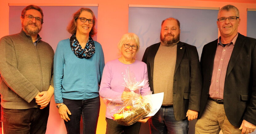 Kulturbüroleiter Marco Hardy, Büchereileiterin Anja Stark, Stadtrat Matthias Thurn und Erster Stadtrat Ottmar Eberling (v.li.) mit der langjährigen Büchereimitarbeiterin Bärbel Schmidt (Mitte), die mit dem Ehrenbrief ausgezeichnet wurde.