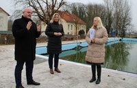 Bürgermeister Marcus Kretschmann ist im Vordergrund zu sehen. Etwas hinter ihm stehen Landtagsabgeordnete Ines Claus und Sportministerin Diana Stolz (v.li.)vor dem Schwimmerbecken.