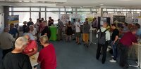 Hohes Interesse und reger Austausch: Die Hausmesse und das Werkstattge-spräch zur kommunalen Wärmeplanung im Rathaus Goddelau waren ein voller Erfolg. Im Sitzungssaal des Riedstädter Rathauses stehen viele Menschen an Infoständen und an Stehtischen und unterhalten sich.