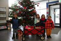 Karl, Emilie, Ella und Carlotta (v.li.) brachten von der Kita Thomas-Mann-Platz Geschenke für die Wunschbaum-Aktion