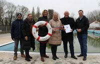 Vor dem Schwimmerbecken im Freibad Goddelau stehenBäderleiter Uwe Tresch, Fachgruppenleiterin Immobilienmanagement Inna Wedel, Landtagsabgeordnete Ines Claus, Staatsministerin Diana Stolz, Bürgermeister Marcus Kretschmann und Alexander Schaper, Fachbereichsleiter Finanzen (v.li.) .