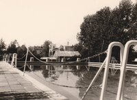 Zu sehen ist ein altes Schwarz-Weiß-Foto mit dem Schwimmerbecken. Das Foto stammt aus der Anfangszeit des Freibads.