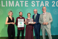 Bei der Preisverleihung umrahmen Elke Kastner, Geschäftsführerin des Klimabündnis Österreich und Dr. Stephan Pernkopf, Stellvertreter der Landes-hauptfrau Niederösrerreichs sowie Andreas Wolter Bürgermeister von Köln und Vorstandsvorsitzender Klima