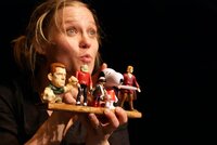 Puppenspielerin Birte Hebold hält auf ihrer Hand lauter kleine Spielfiguren