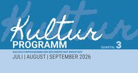 Abgebildet ist der obere Teil des Titelblatts mit der Aufschrift in Weiß "Kultur Programm Quartal 3 auf dunkelblauen Hintergrund. Darunter steht auf hellblauen Untergrund Juli/August/September 2026