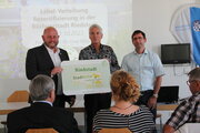 Bürgermeister Marcus Kretschmann, Matthias Harnisch und Dr. Uwe Messer vom Bündnis „Kommunen für biologische Vielfalt“ (von links) bei der Überreichung des Labels „Stadtgrün naturnah“ in Gold.