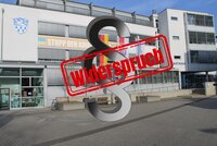 Auf dem Foto des Riedstädter Rathauses ist ein Paragraf-Zeichen mit einem roten Schriftzug "Widerspruch" gedruckt worden.
