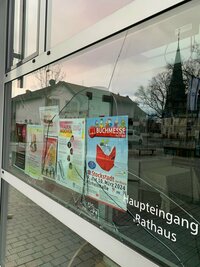 Das Fenster der Städtischen Bücherei am Rathausgebäude wurde stark beschädigt.