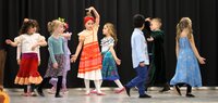 Tanzende Kinder auf der Bühne während der Seniorenfeier im letzten Jahr.