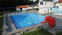 Zu sehen ist das Nichtschwimmerbecken mit einem roten Elefanten als Wasserrutsche.