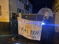 "Versöhnen statt Spalten" stand auf einem Plakat in Leeheimlsk