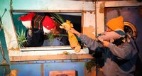 Sandy und Dommy in Aktion Zu sehen sind als Handpuppen ein rot-weißer Fisch, das Seepferdchen Sandy und der Fisch Dommy.