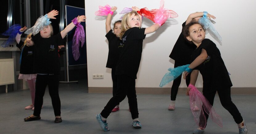 Die Zauberzwerge des TSV Goddelau schwingen bunte Tücher