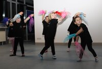 Die Zauberzwerge des TSV Goddelau bei ihrem Auftritt im Riedstädter Rathaus Die Zauberzwerge des TSV Goddelau schwingen bunte Tücher