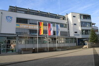 Der Gemeindewahlausschuss tagte im Riedstädter Rathaus. Das Riedstädter Rathaus von außen. Hier tagte der Gemeindewahlausschuss.