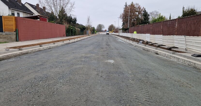 Zu sehen ist der Bereich der Geinsheimer Straße, der ab 3. Dezember aspahltiert wird. Der Untergrund ist dafür geglättet worden.