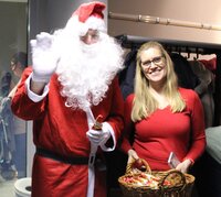 Der Nikolaus mit seiner Assistentin Cornelia Nold.