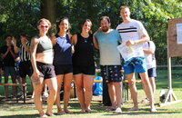 Über den ersten Platz freute sich das Team „Beach Legends“ Drei Frauen und zwei Männer vom Team "Bech Legends" stehen in sommerlicher Sportkleidung auf dem Rasen des Freibads Goddelau. Ein Mann hält die Urkunde für den ersten Platz im Beachvolleyballturnier in der Hand.