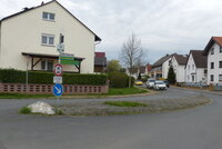 Die Innenfläche der Verkehrsinsel im Osten der Heinrich-Heine-Straße soll entsiegelt und in eine Grünfläche umgewandelt werden. Zu sehen ist die Verkehrsinsel auf der Heinrich-Heine-Straße vor dem Umbau.