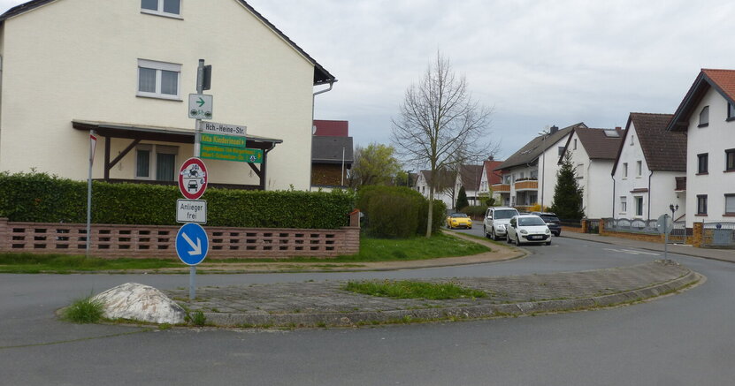 Zu sehen ist die Verkehrsinsel auf der Heinrich-Heine-Straße vor dem Umbau.
